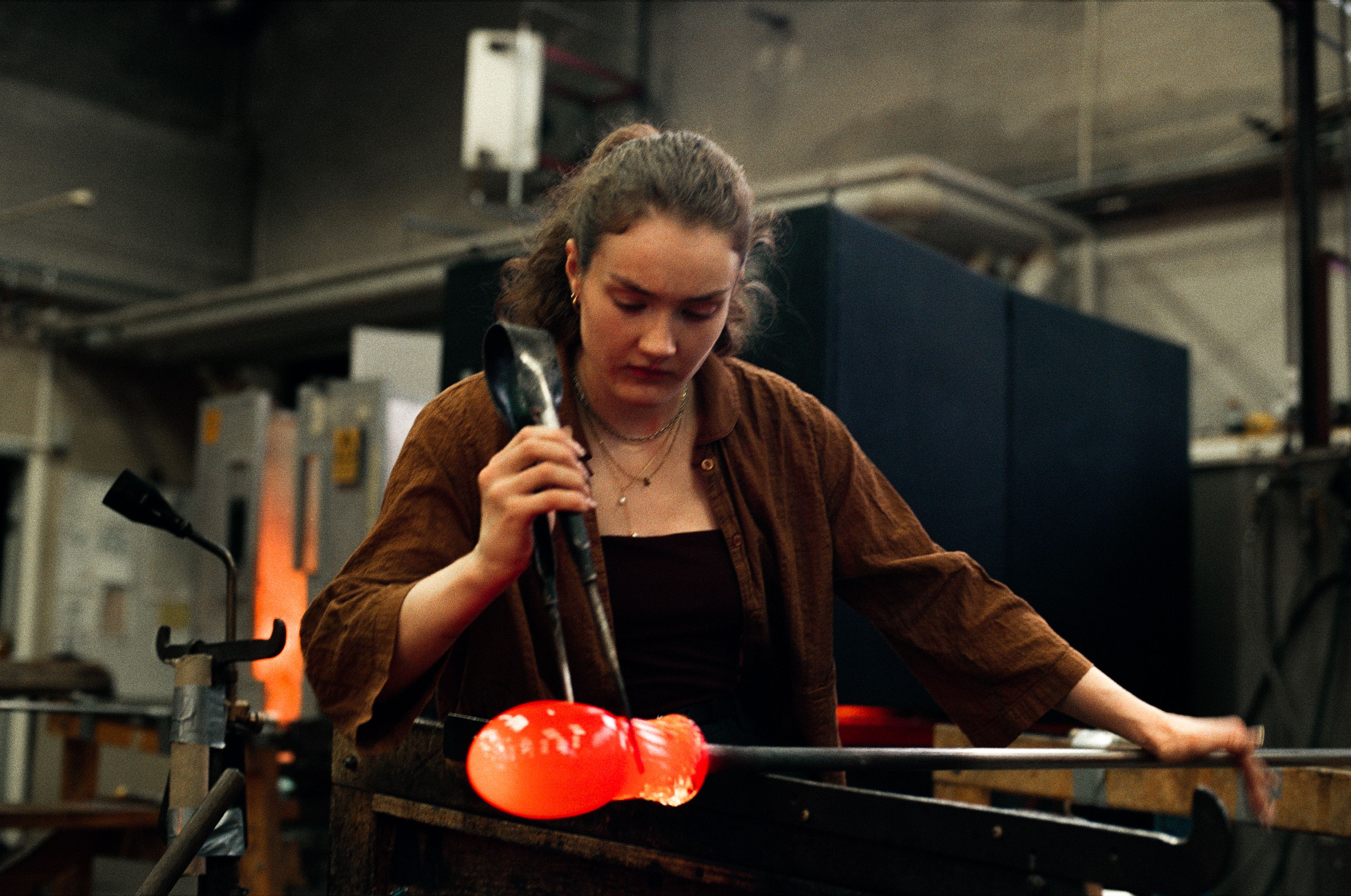 Shaping glass with jacks